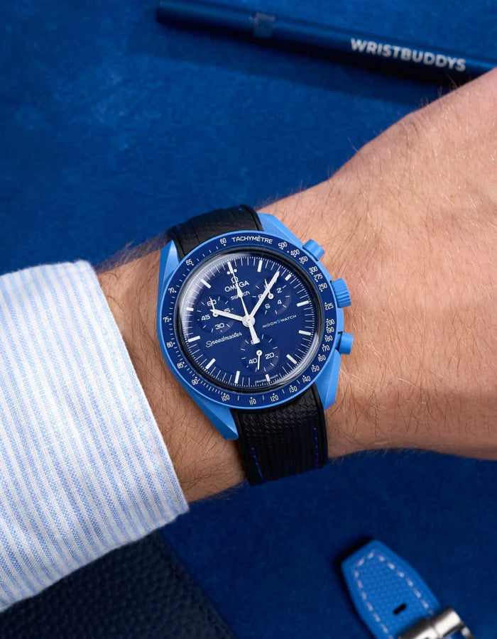 Pulseira de borracha curva premium - pontos pretos e azuis