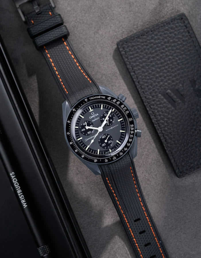 Pulseira de borracha curva premium - pontos pretos e laranja