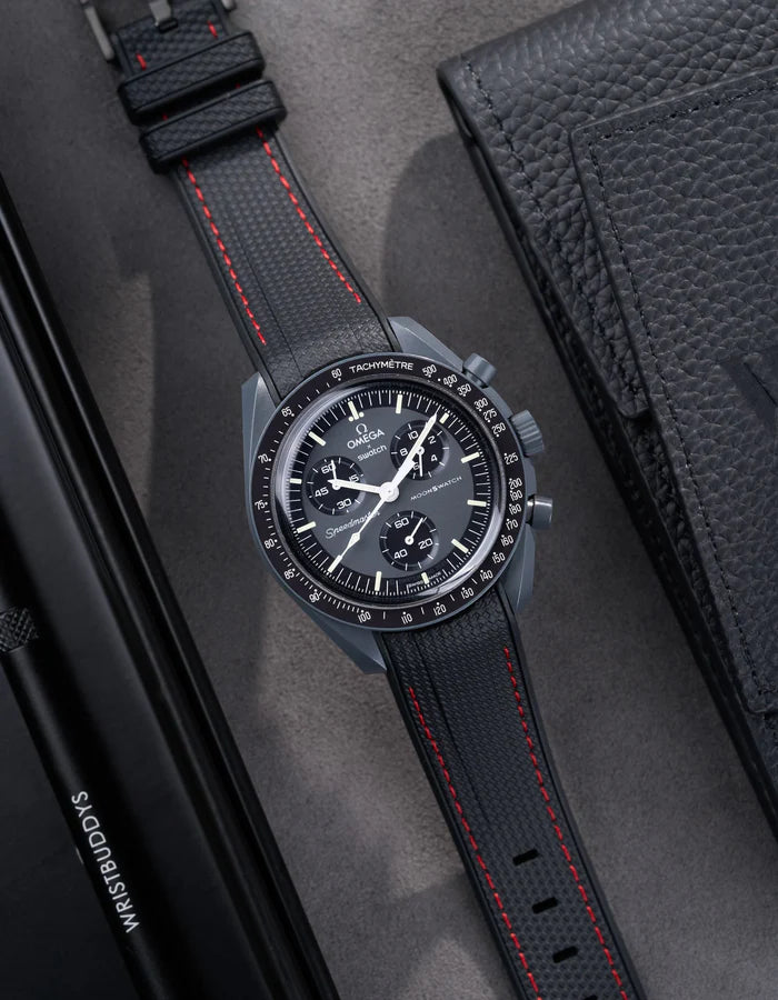 Pulseira de borracha curva premium - pontos pretos e vermelhos